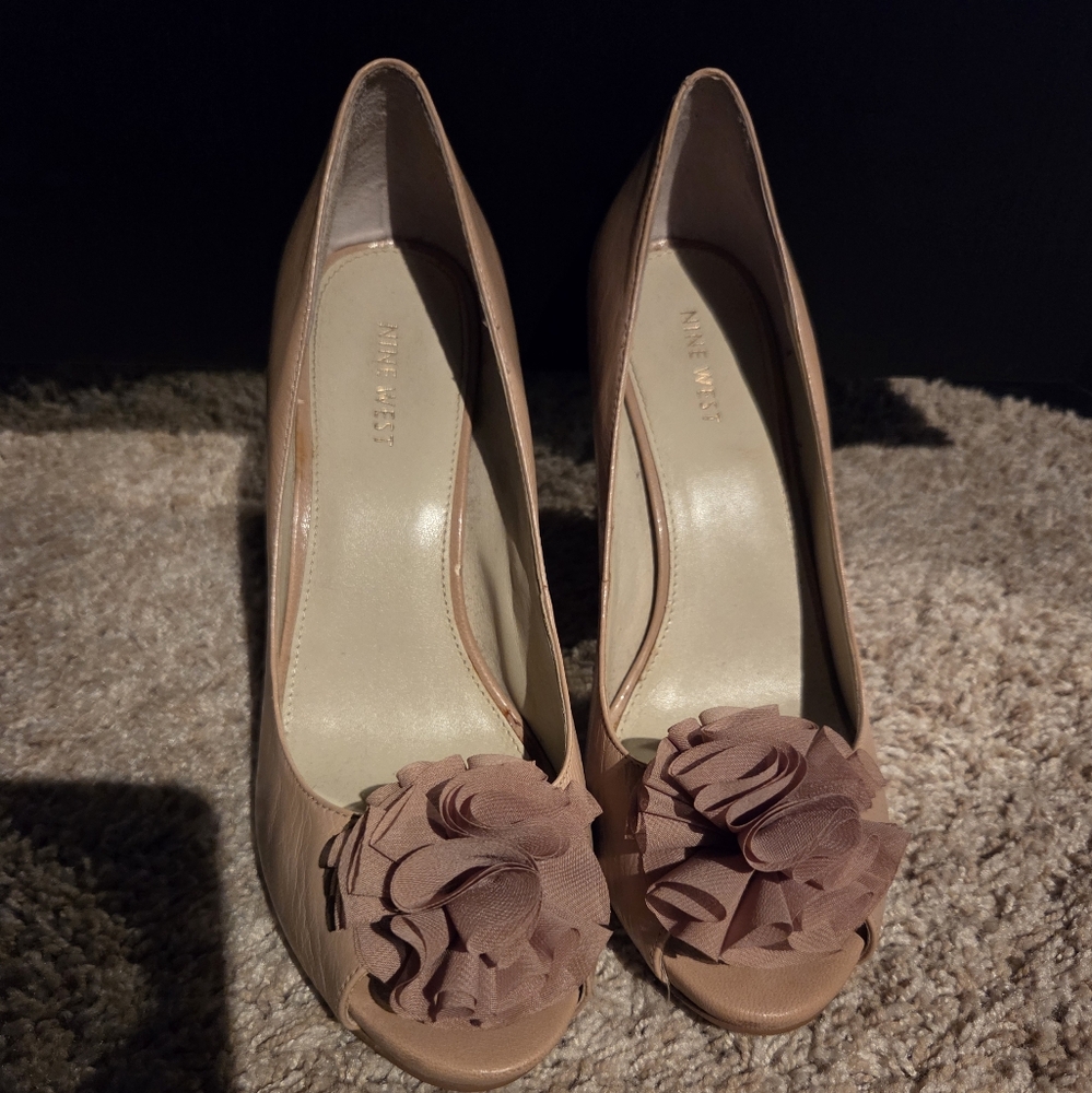 Nine West Tan Heels Peep Toe Flower Detail